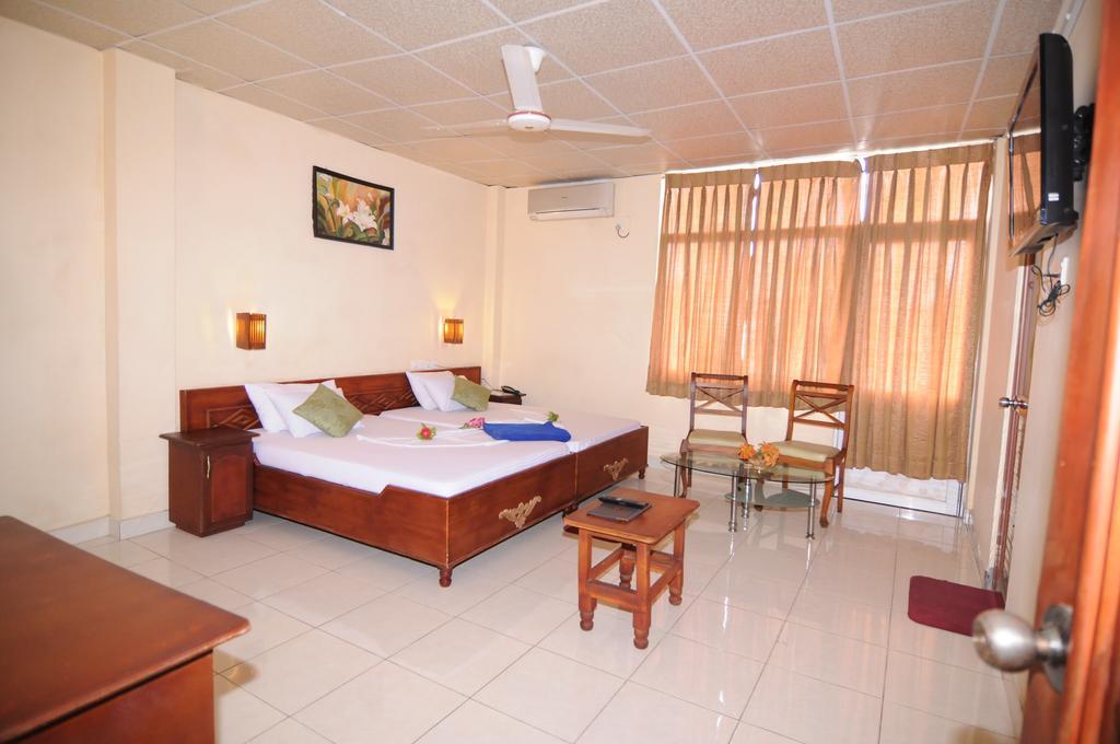 Brighten Hotel Colombo Buitenkant foto