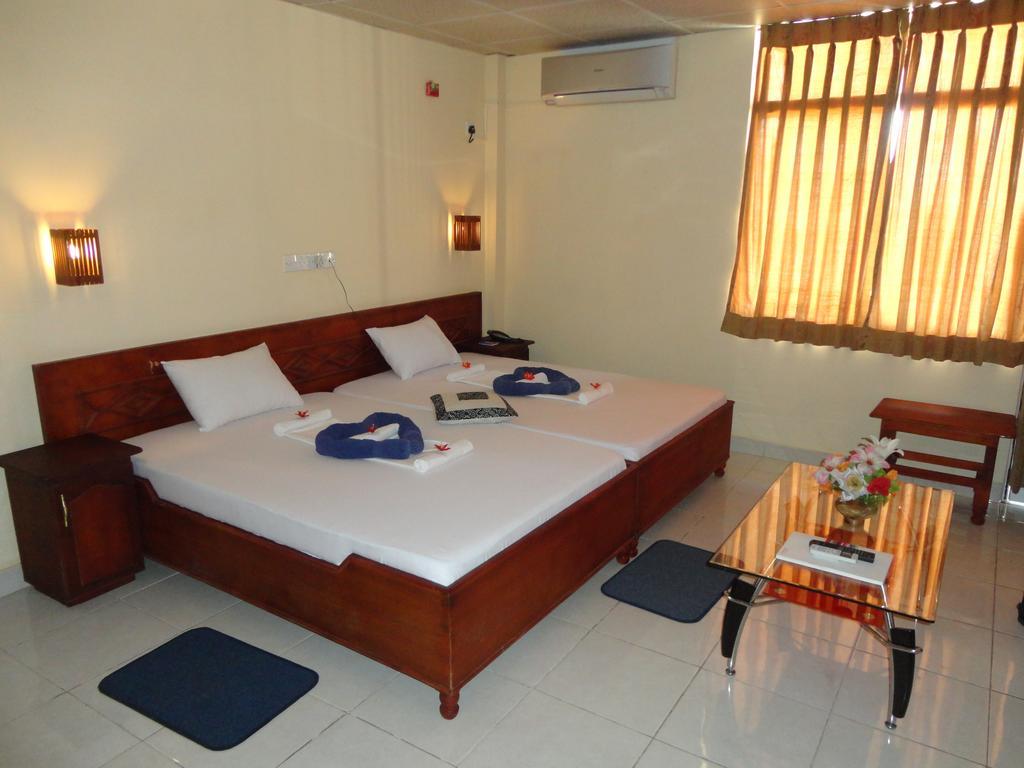 Brighten Hotel Colombo Buitenkant foto