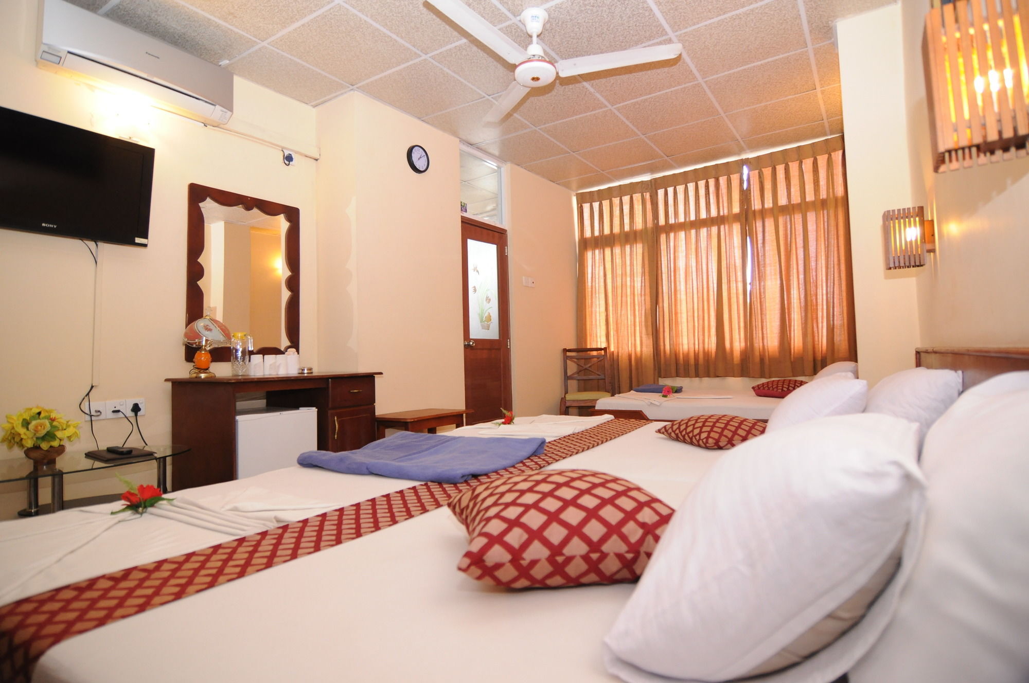 Brighten Hotel Colombo Buitenkant foto